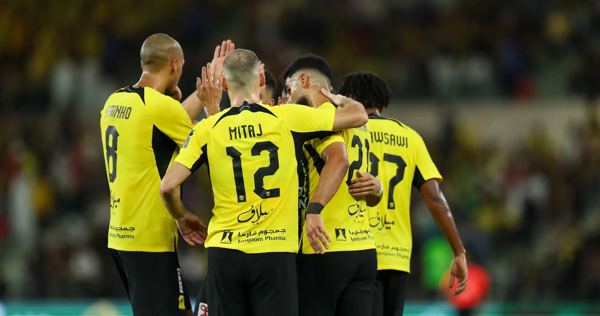 Joueurs de l'équipe célébrant un but ensemble