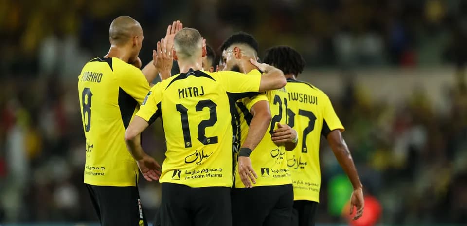 Joueurs de l'équipe célébrant un but ensemble