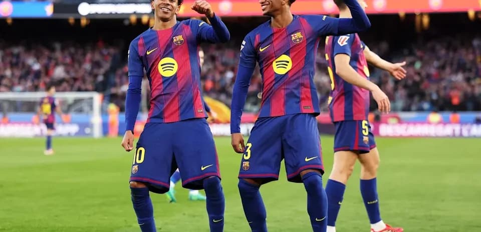 Joueurs du FC Barcelone célébrant un but ensemble