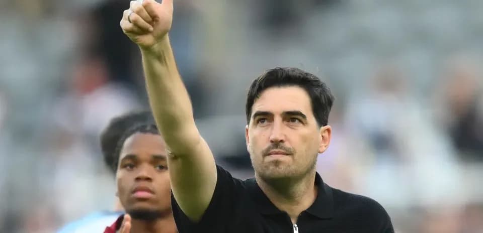 Entraîneur levant le pouce après le match