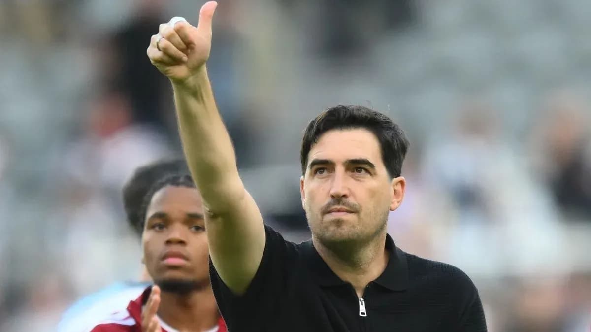 Entraîneur levant le pouce après le match