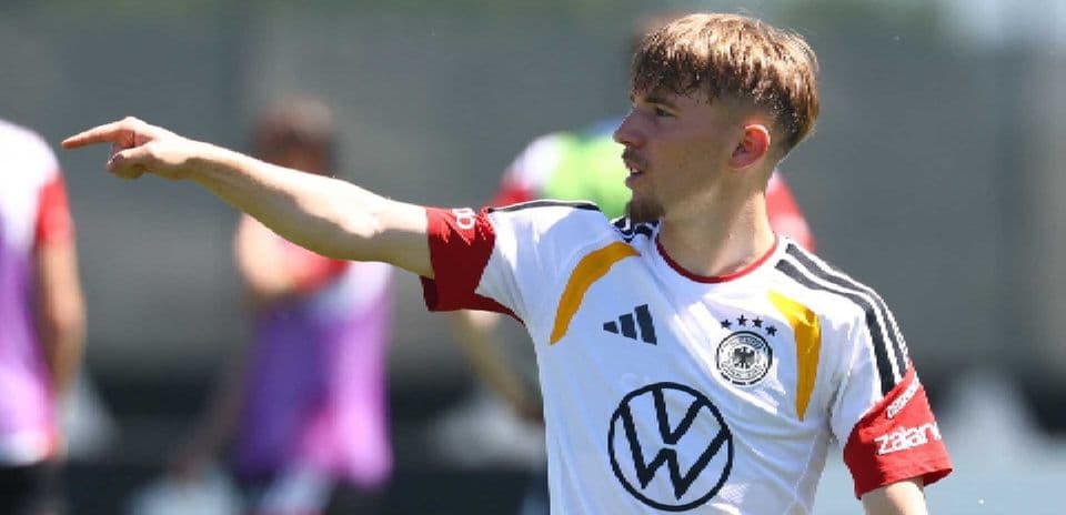 Joueur allemand indiquant une direction lors de l'entraînement