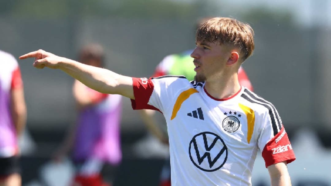 Joueur allemand indiquant une direction lors de l'entraînement