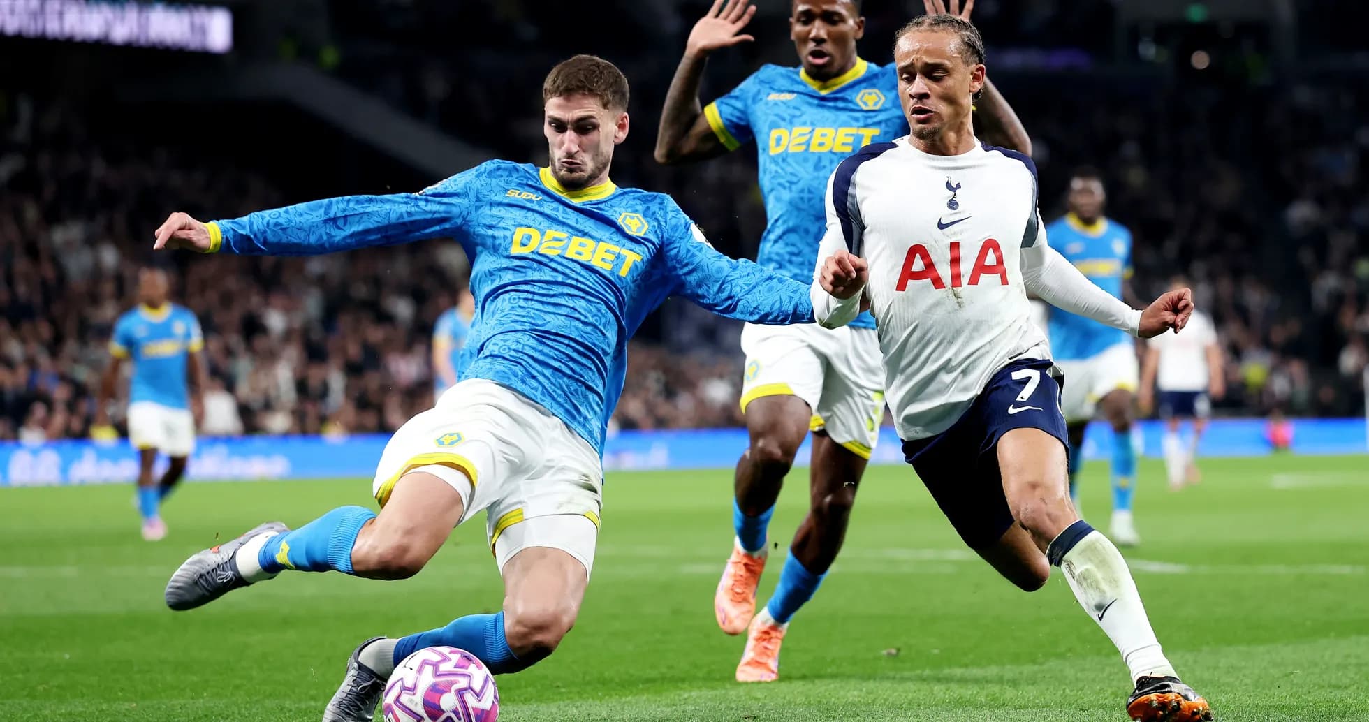 Joueurs en action lors du match entre Wolves et Tottenham