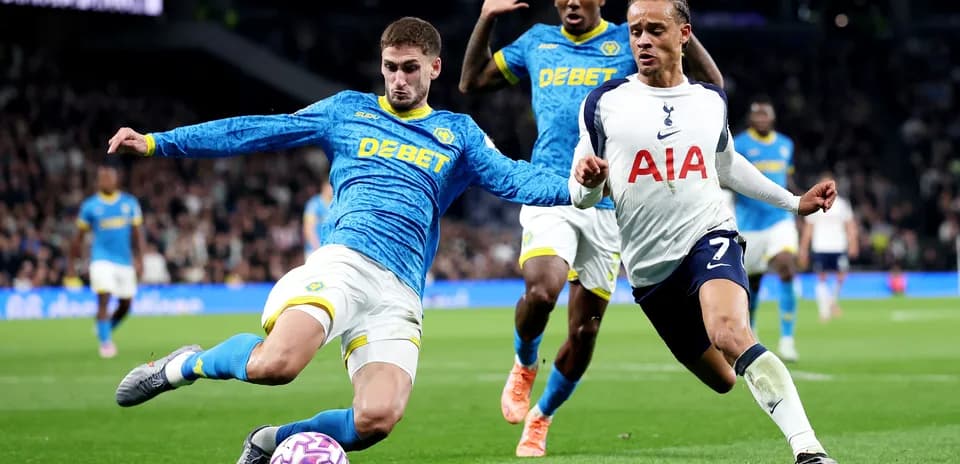 Joueurs en action lors du match entre Wolves et Tottenham