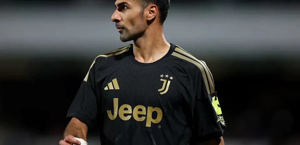 Joueur de la Juventus en tenue noire sur le terrain