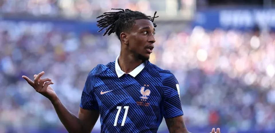 Joueur de l'équipe de France en action sur le terrain