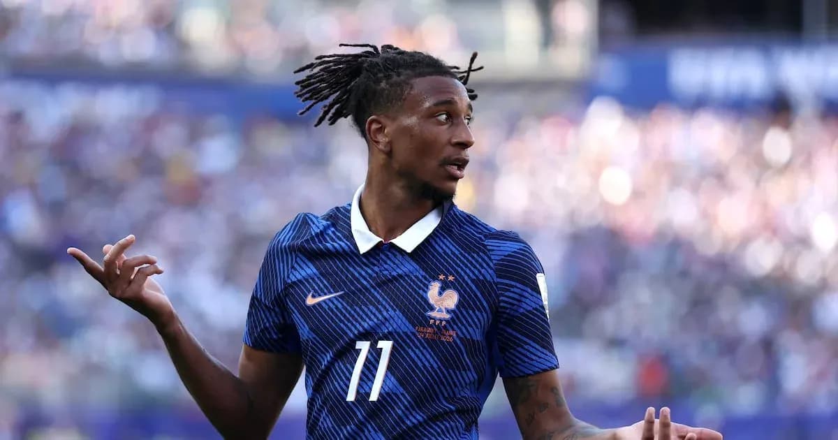 Joueur de l'équipe de France en action sur le terrain