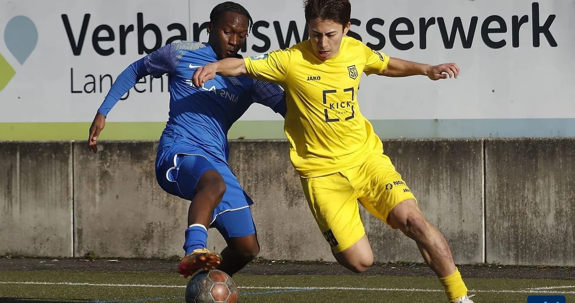 Deux joueurs en action lors d'un match de football