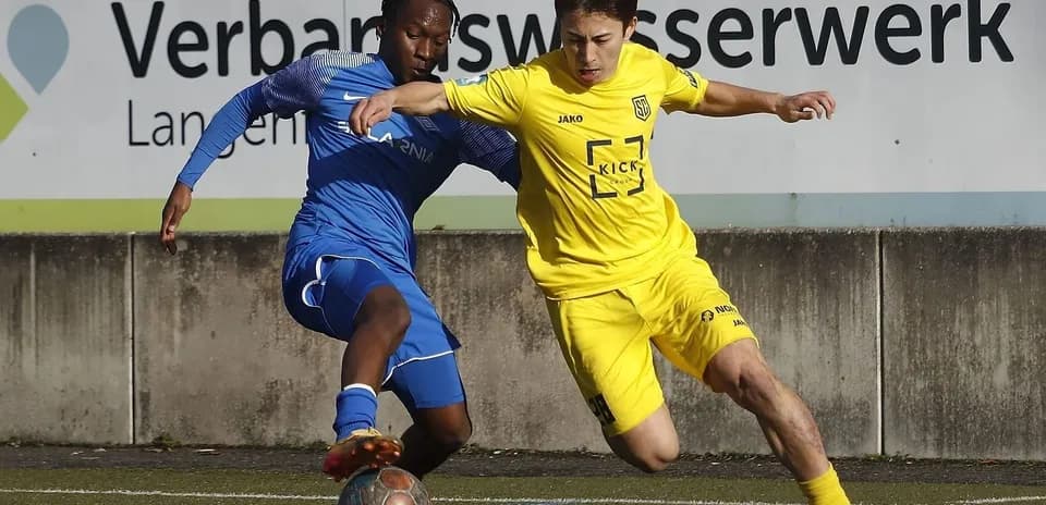 Deux joueurs en action lors d'un match de football