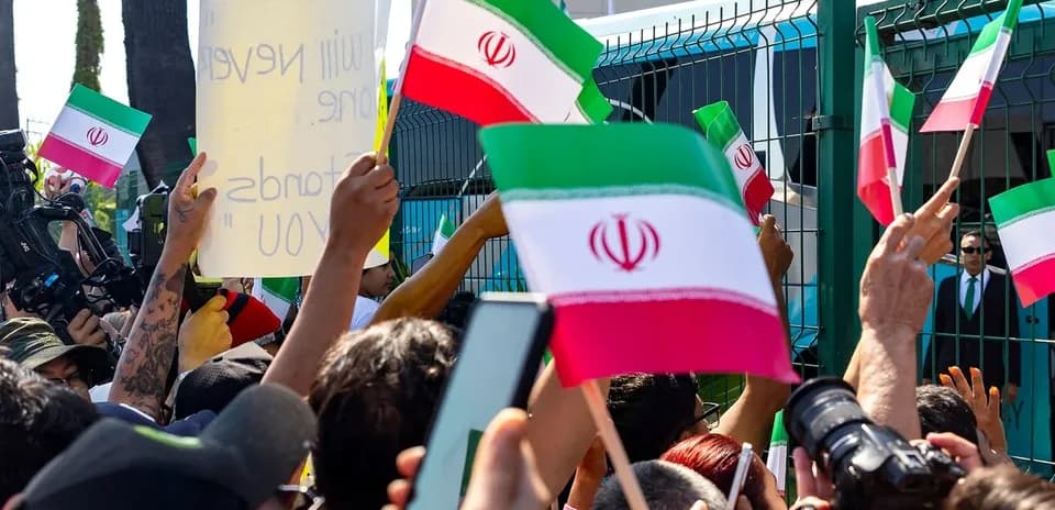 Manifestation avec des drapeaux iraniens et pancarte