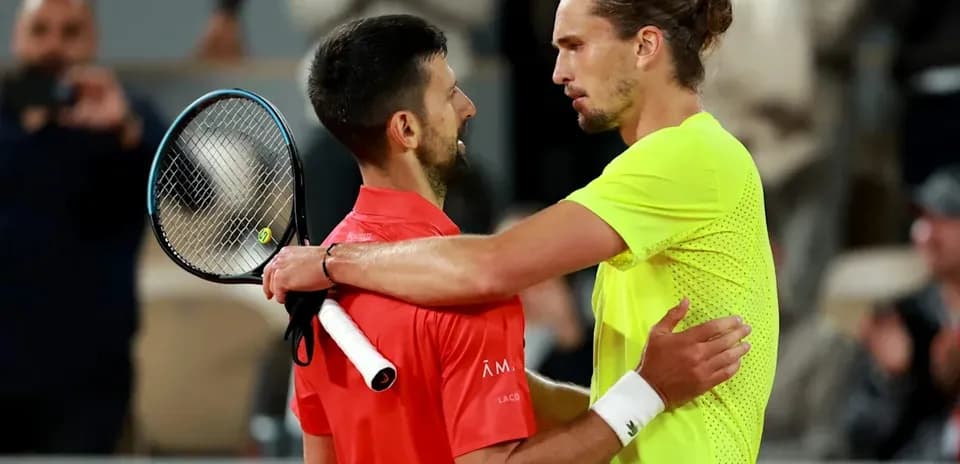 Deux joueurs de tennis se serrant la main après le match