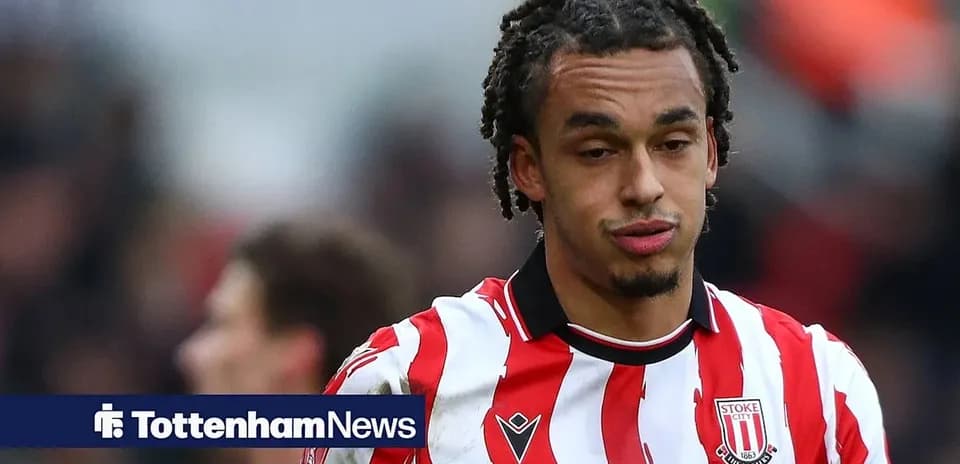 Joueur de Stoke City en maillot rayé lors du match