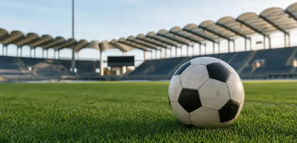 Ball de football sur le terrain d'un stade