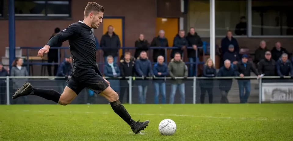 Joueur en train de tirer un penalty sur le terrain
