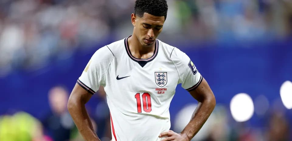Joueur anglais avec maillot blanc, tête baissée