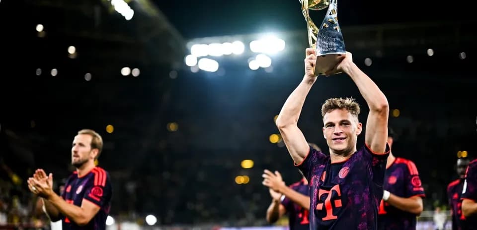 Joueur levant le trophée après la victoire