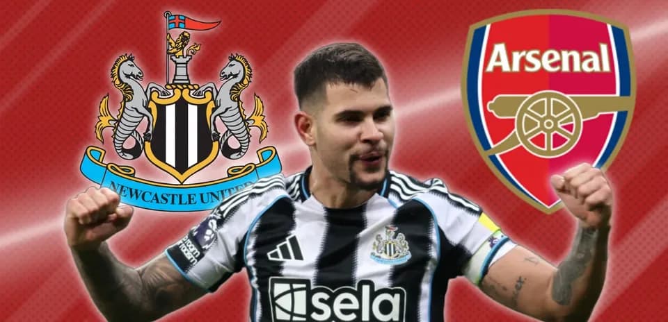 Joueur de Newcastle United célébrant avec logos d'Arsenal
