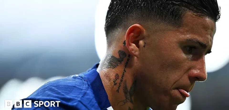 Joueur de football avec des tatouages sur le cou