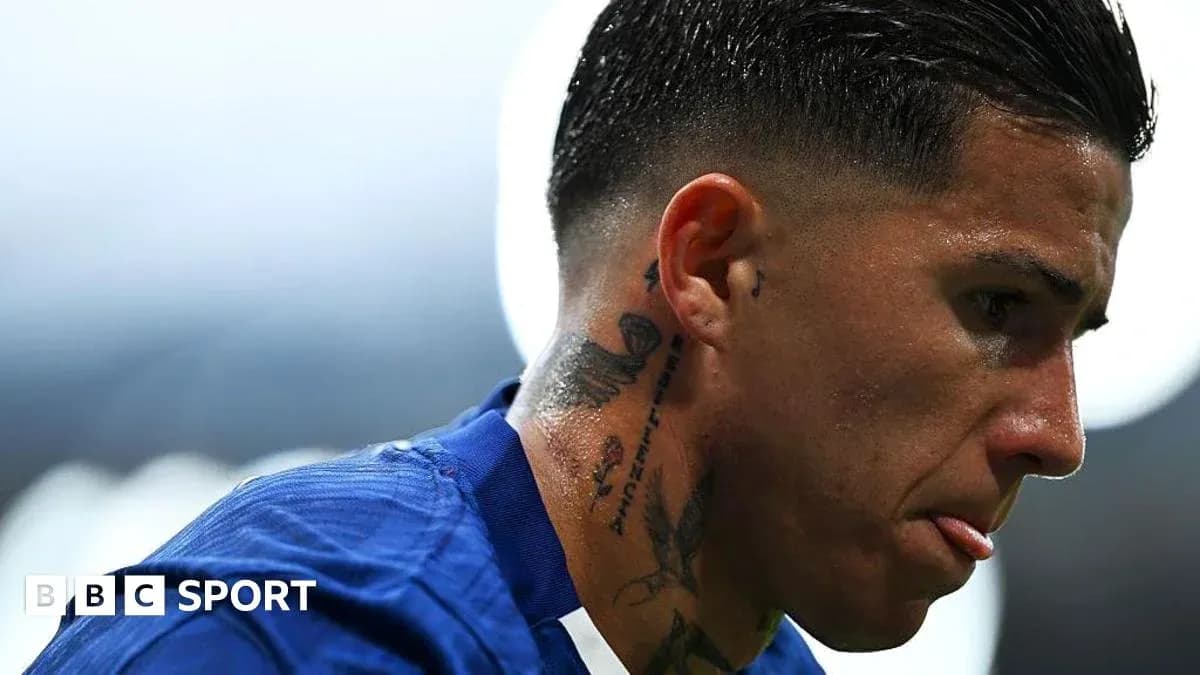 Joueur de football avec des tatouages sur le cou