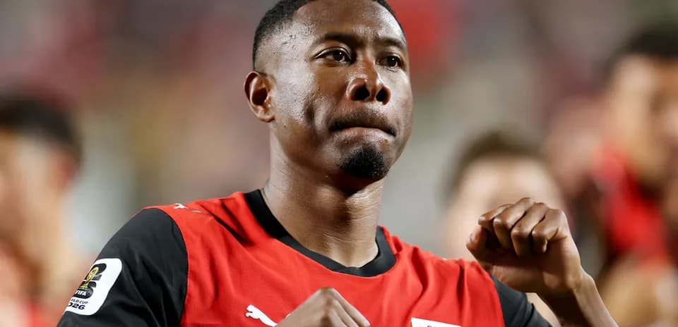Joueur célébrant sur le terrain avec le maillot rouge