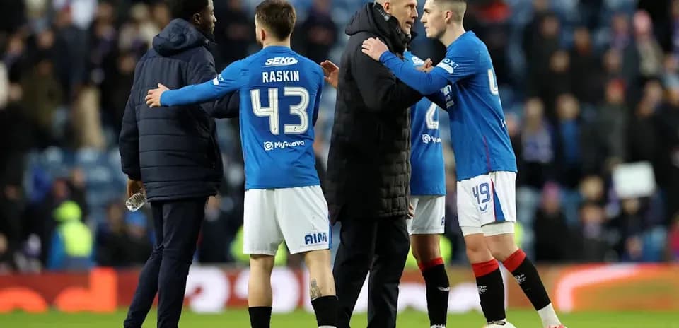 Joueurs de Rangers discutant avec l'entraîneur après le match