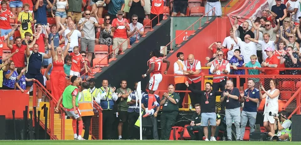 Joueur célébrant avec des fans dans le stade