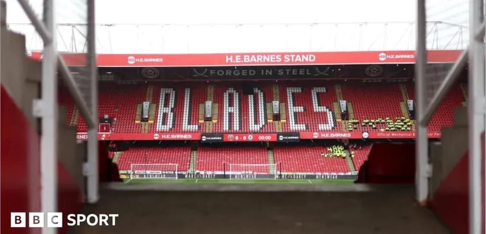 Vue des tribunes avec le mot 'BLADES' affiché