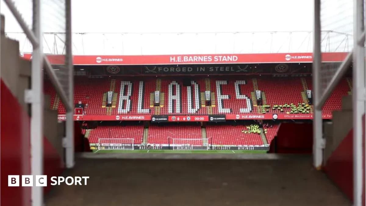 Vue des tribunes avec le mot 'BLADES' affiché