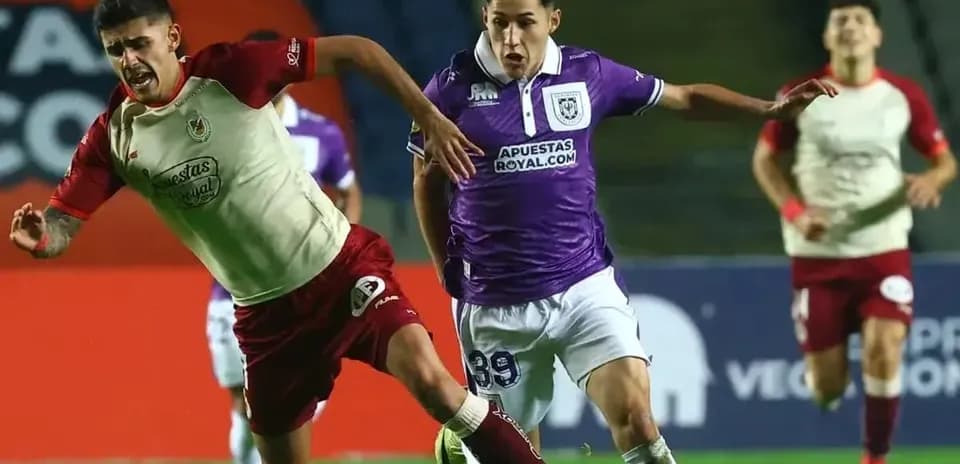 Deux joueurs en action lors d'un match de football
