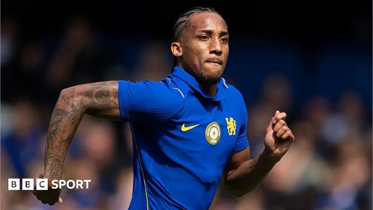 Joueur courant sur le terrain avec maillot bleu