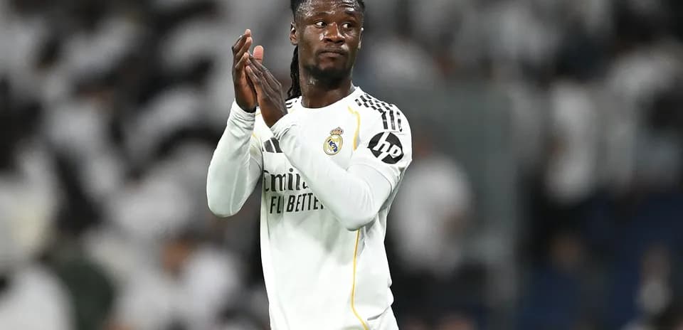 Joueur applaudissant après un match de football