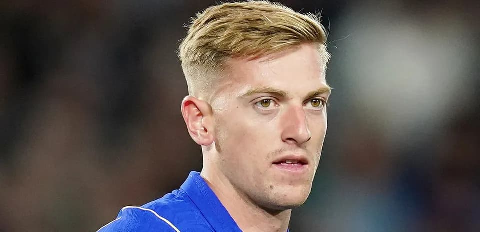 Joueur en maillot bleu sur le terrain
