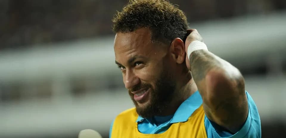 Joueur avec maillot jaune se préparant sur le banc