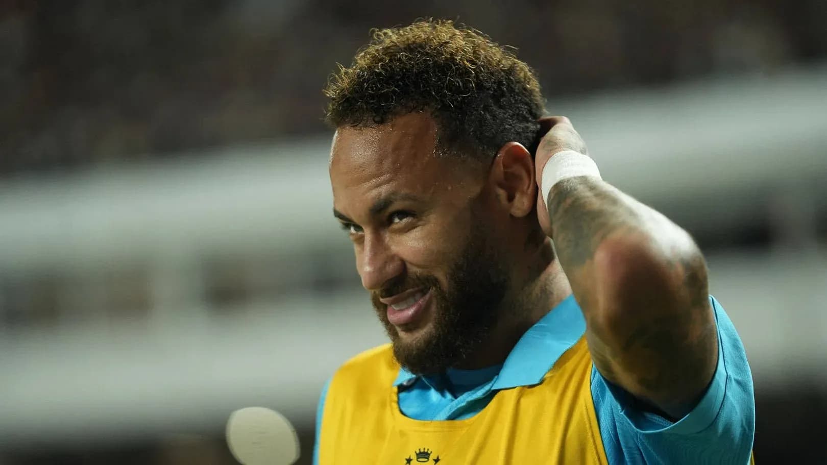 Joueur avec maillot jaune se préparant sur le banc