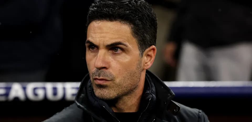 Entraîneur observant le match depuis le banc