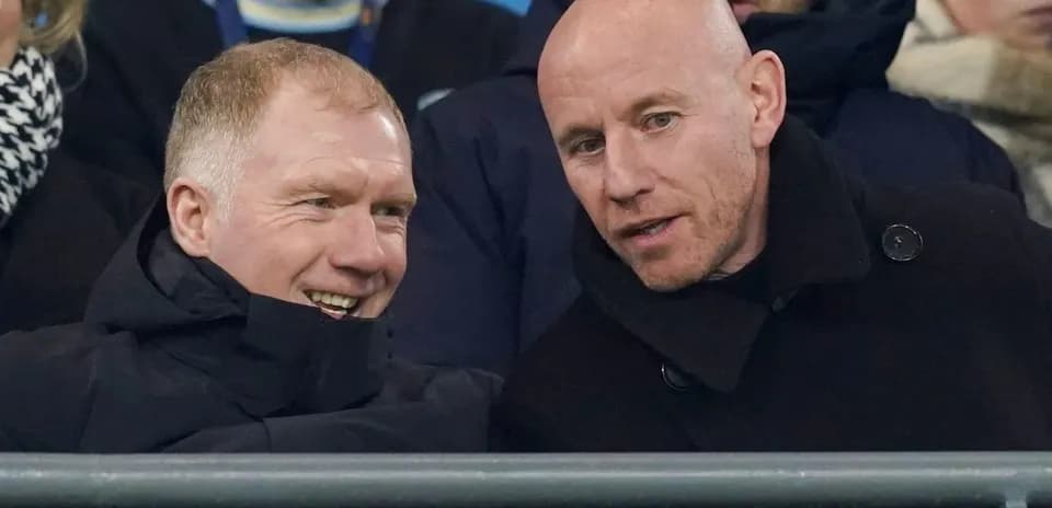 Deux hommes discutant dans les tribunes d'un match