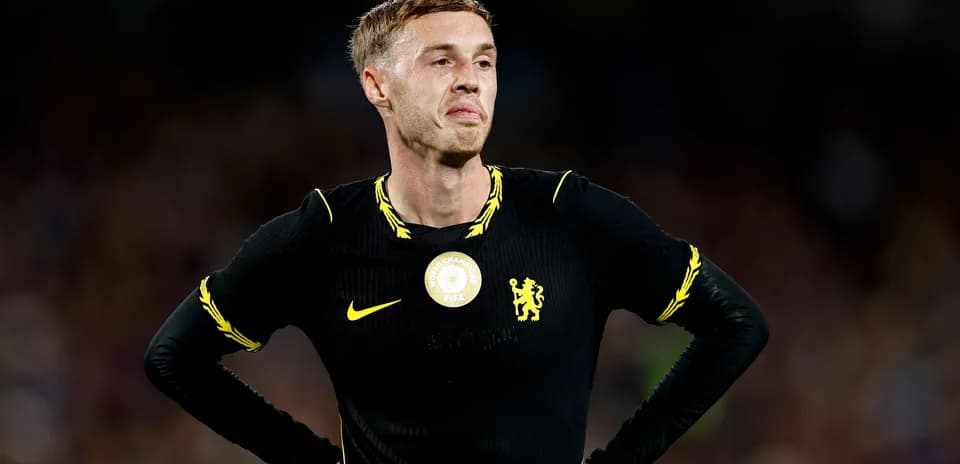 Joueur de Chelsea en tenue noire sur le terrain