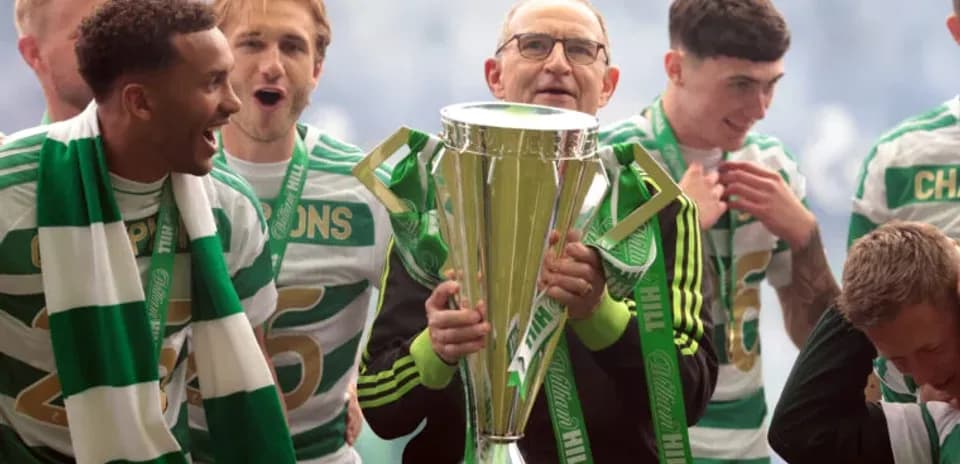 Joueurs célébrant avec le trophée de la victoire
