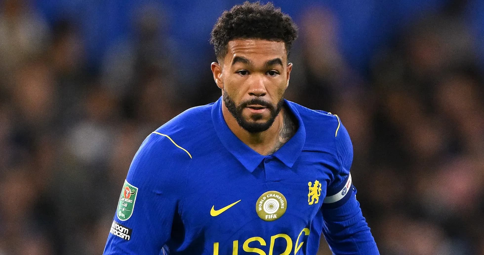 Joueur en maillot bleu de Chelsea en action