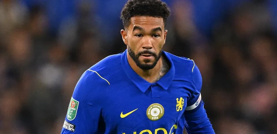 Joueur en maillot bleu de Chelsea en action