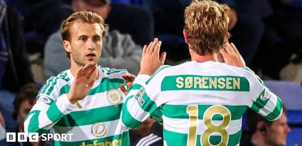 Deux joueurs de Celtic se congratulant sur le terrain