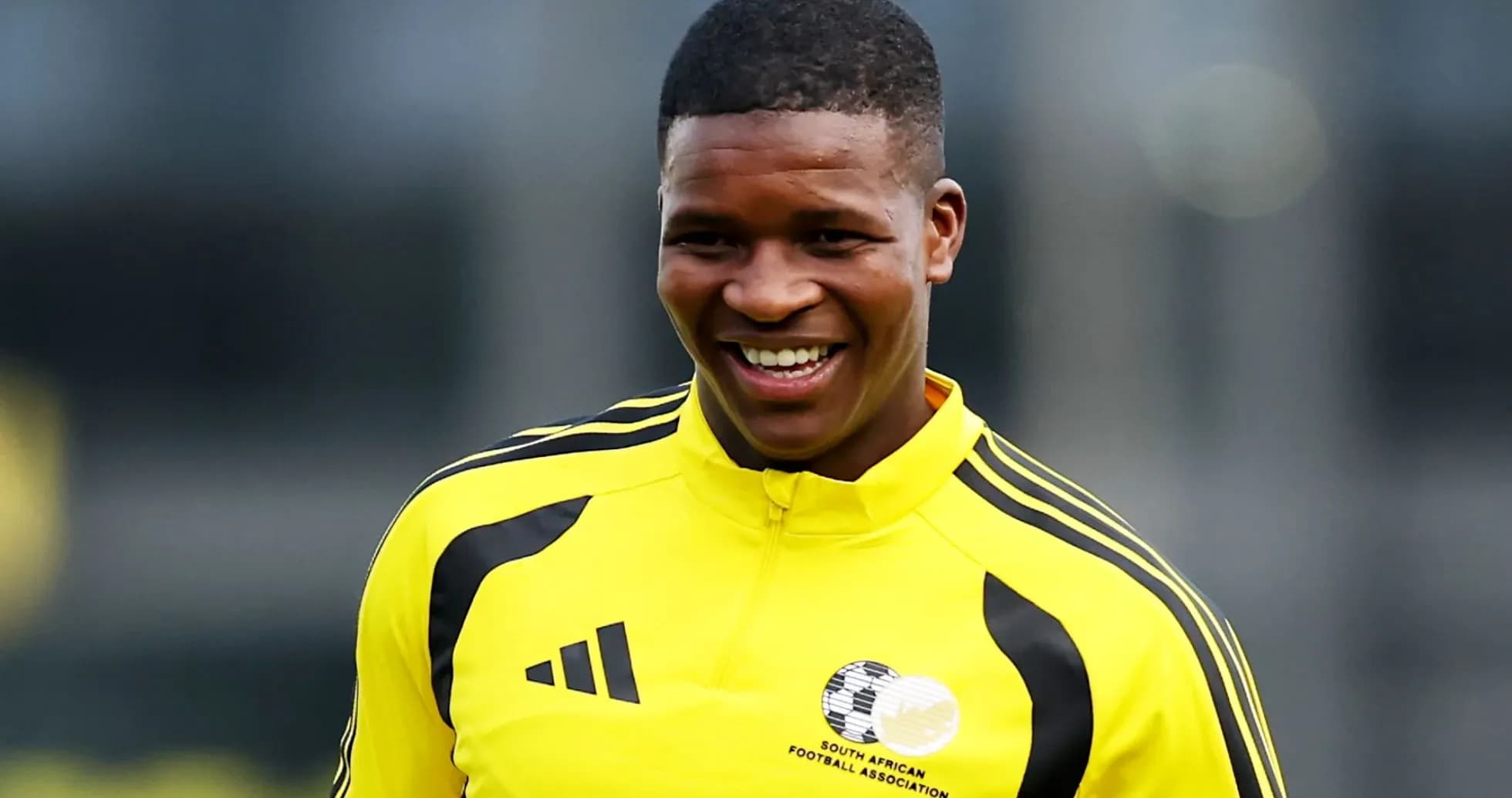 Joueur souriant en tenue d'entraînement jaune