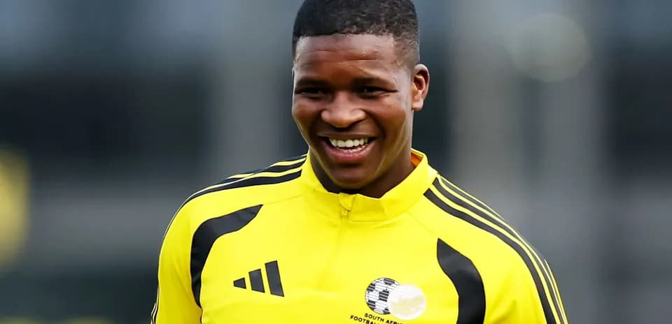 Joueur souriant en tenue d'entraînement jaune
