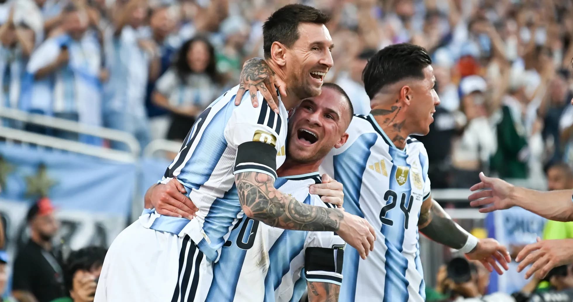 Joueurs argentins célébrant un but ensemble