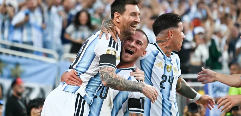Joueurs argentins célébrant un but ensemble
