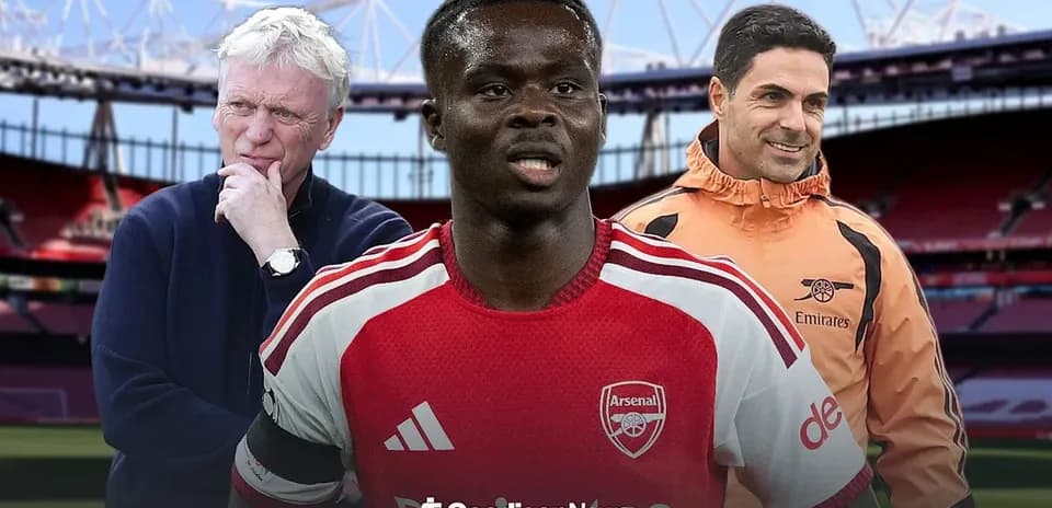 Joueur d'Arsenal avec deux entraîneurs en arrière-plan