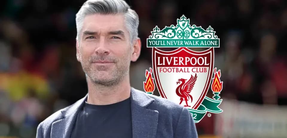 Homme posant avec le logo de Liverpool FC en arrière-plan