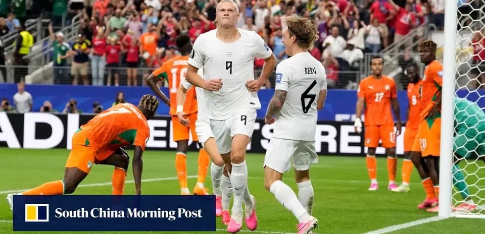 Joueurs célébrant un but pendant un match de football