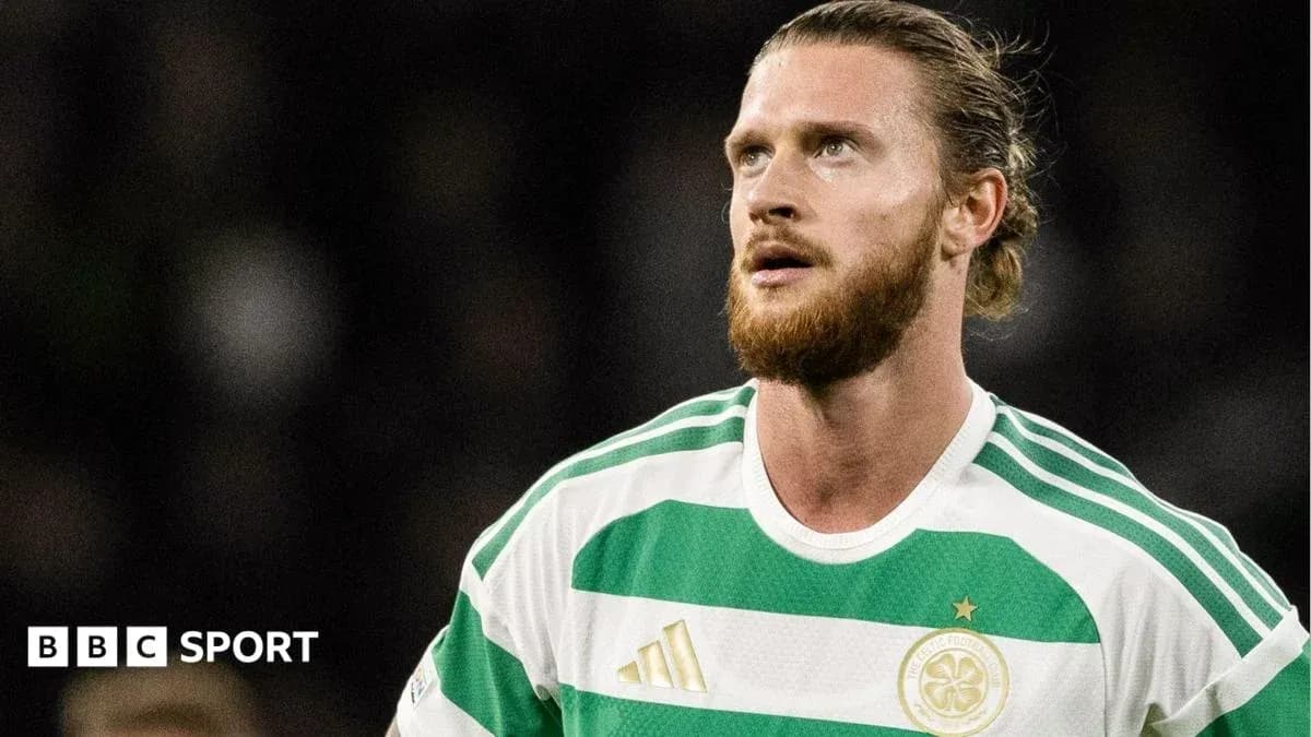 Joueur de football portant un maillot vert et blanc